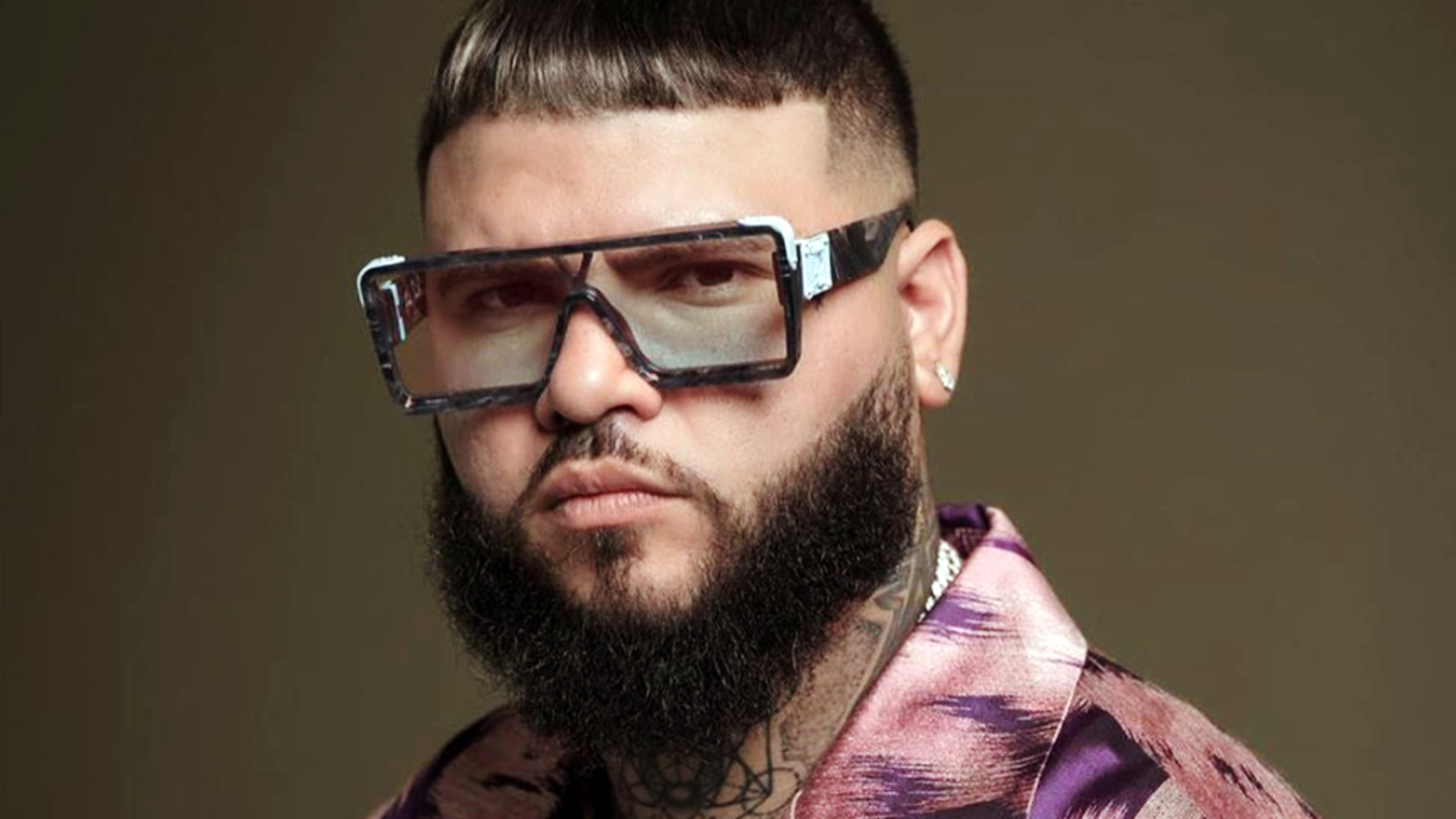 "Me tengo que rapar el coco" Farruko bromea sobre su corte de cabello