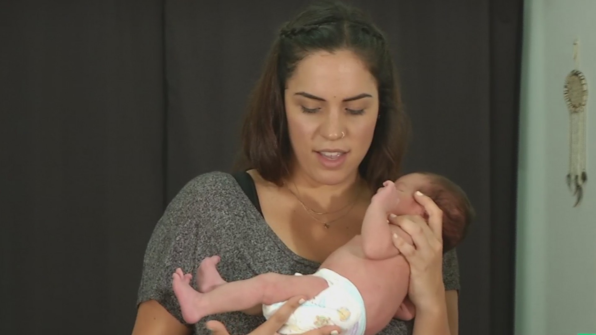 La "encantadora de bebés", una fotógrafa que consigue calmar a los