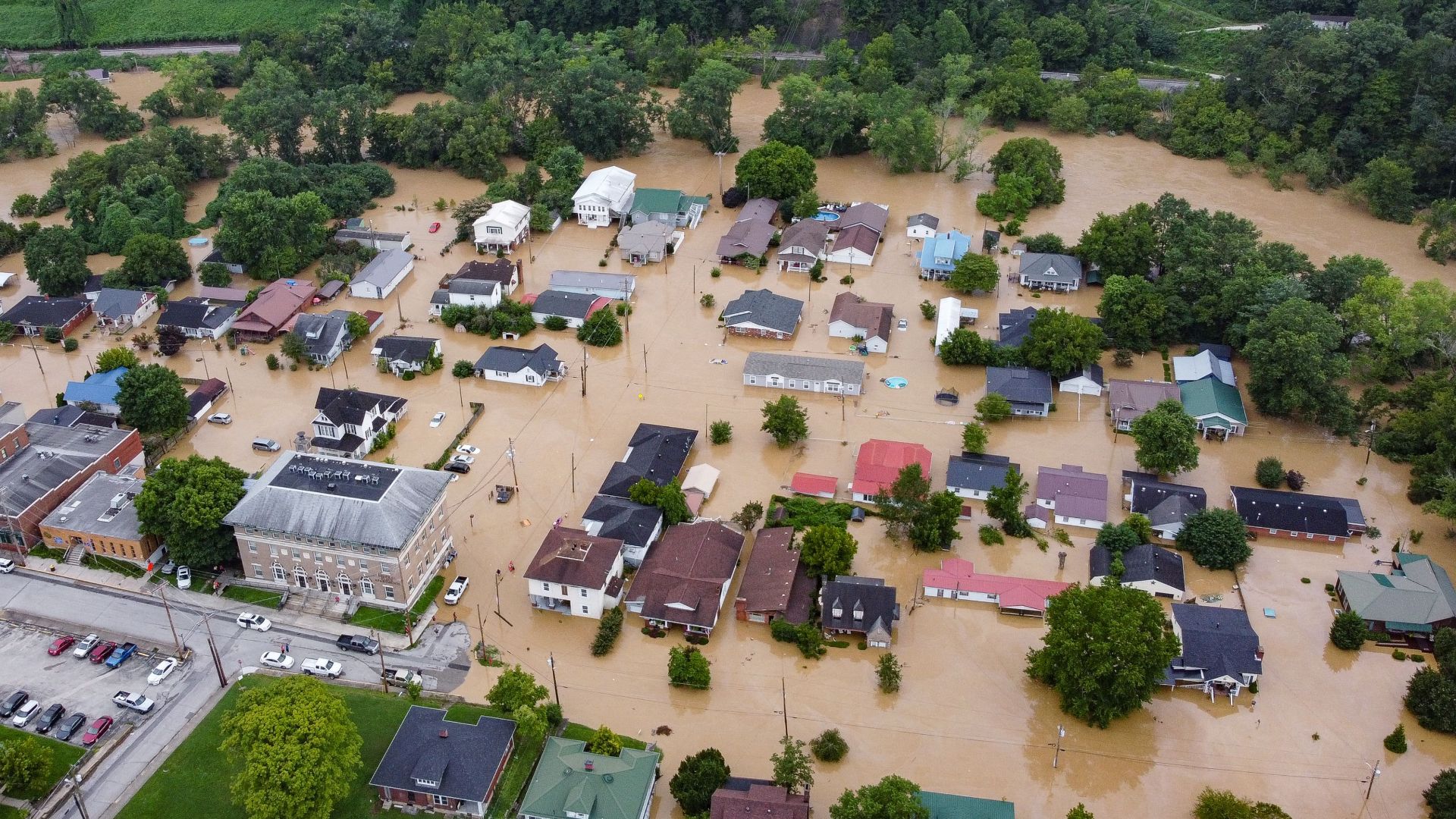 Inundaciones en Kentucky Edificios bajo el agua y rescate de niños