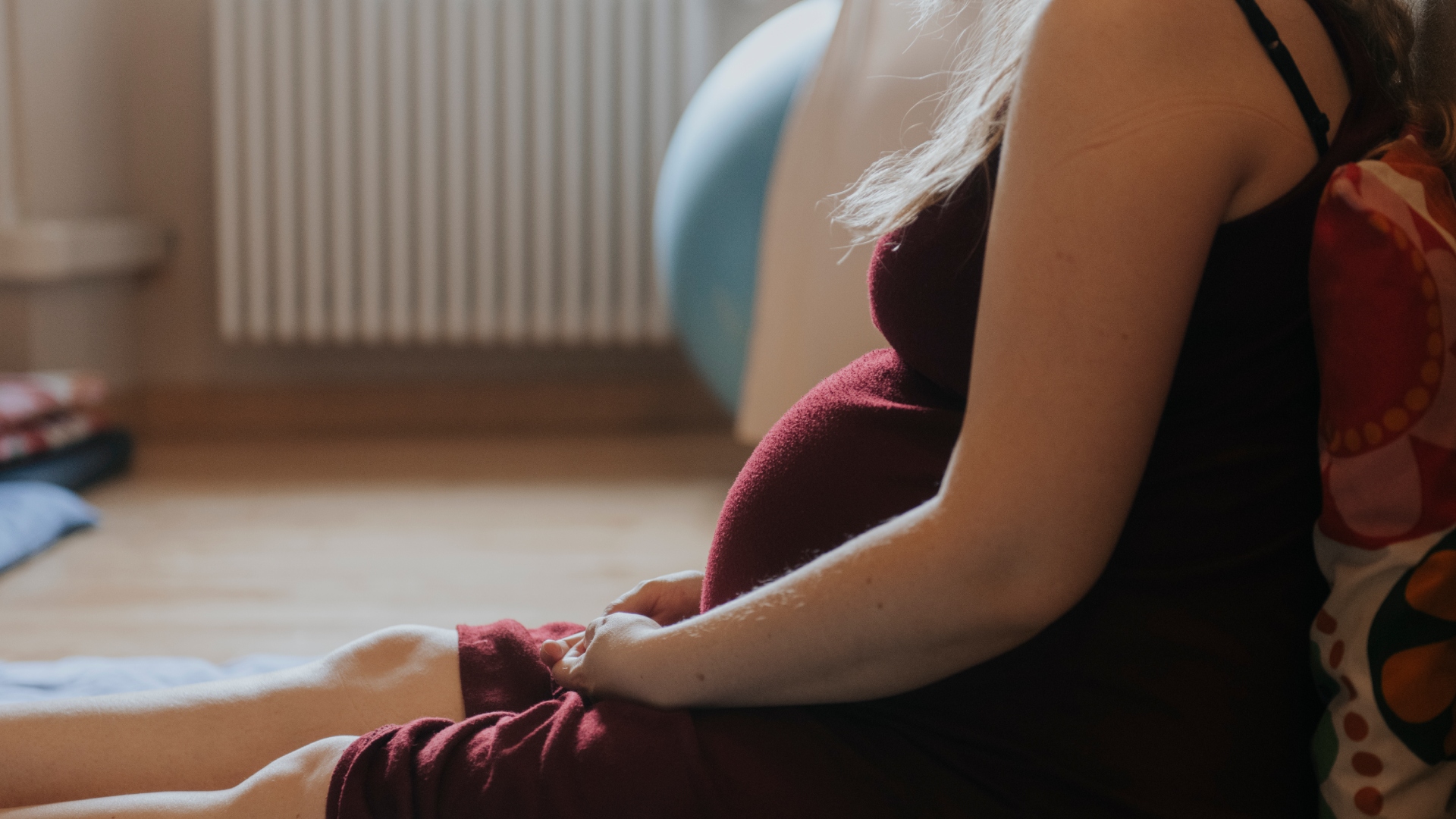 Mujer pierde a su bebé tras ser brutalmente golpeada por su pareja