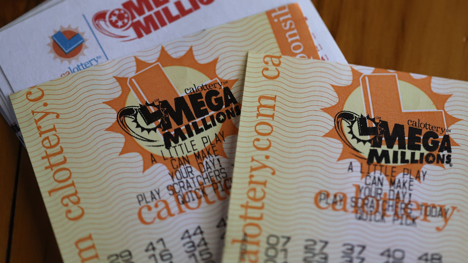 Premio mayor de Mega Millions cae en 2 boletos con números ganadores