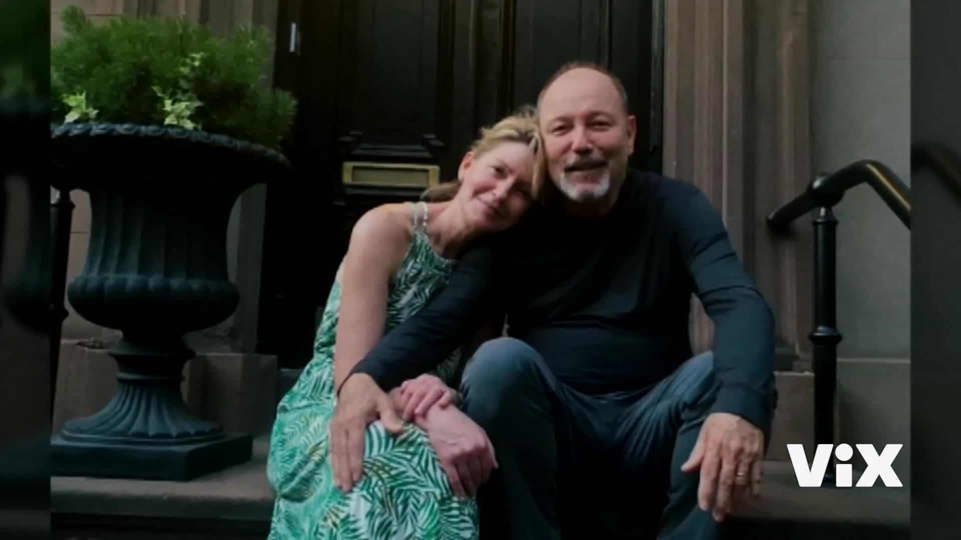 Luba Mason, esposa de Rubén Blades, explica a Ramos el lado