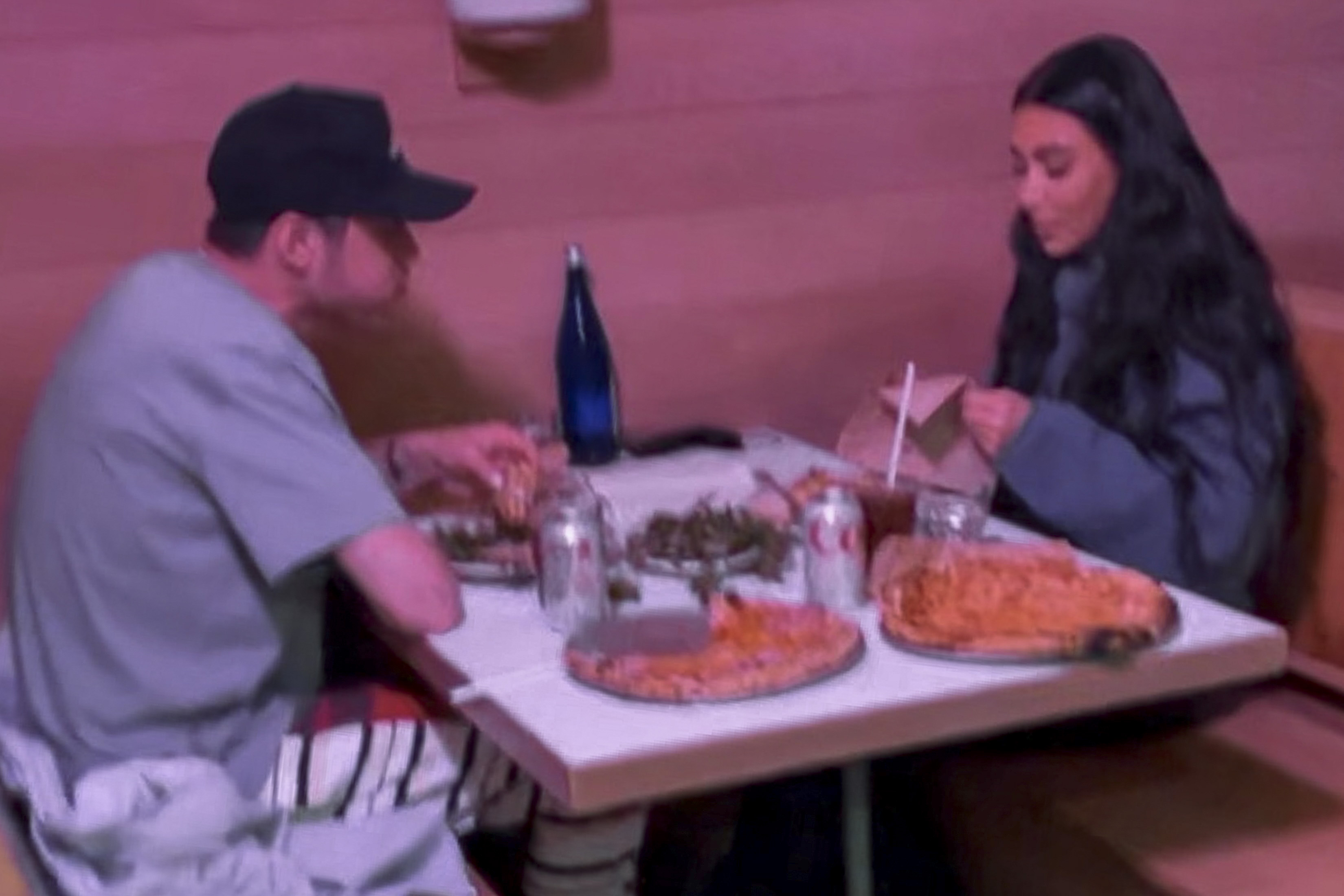 La multimillonaria Kim Kardashian tuvo ganas de una simple pizza y su novio Pete Davidson la