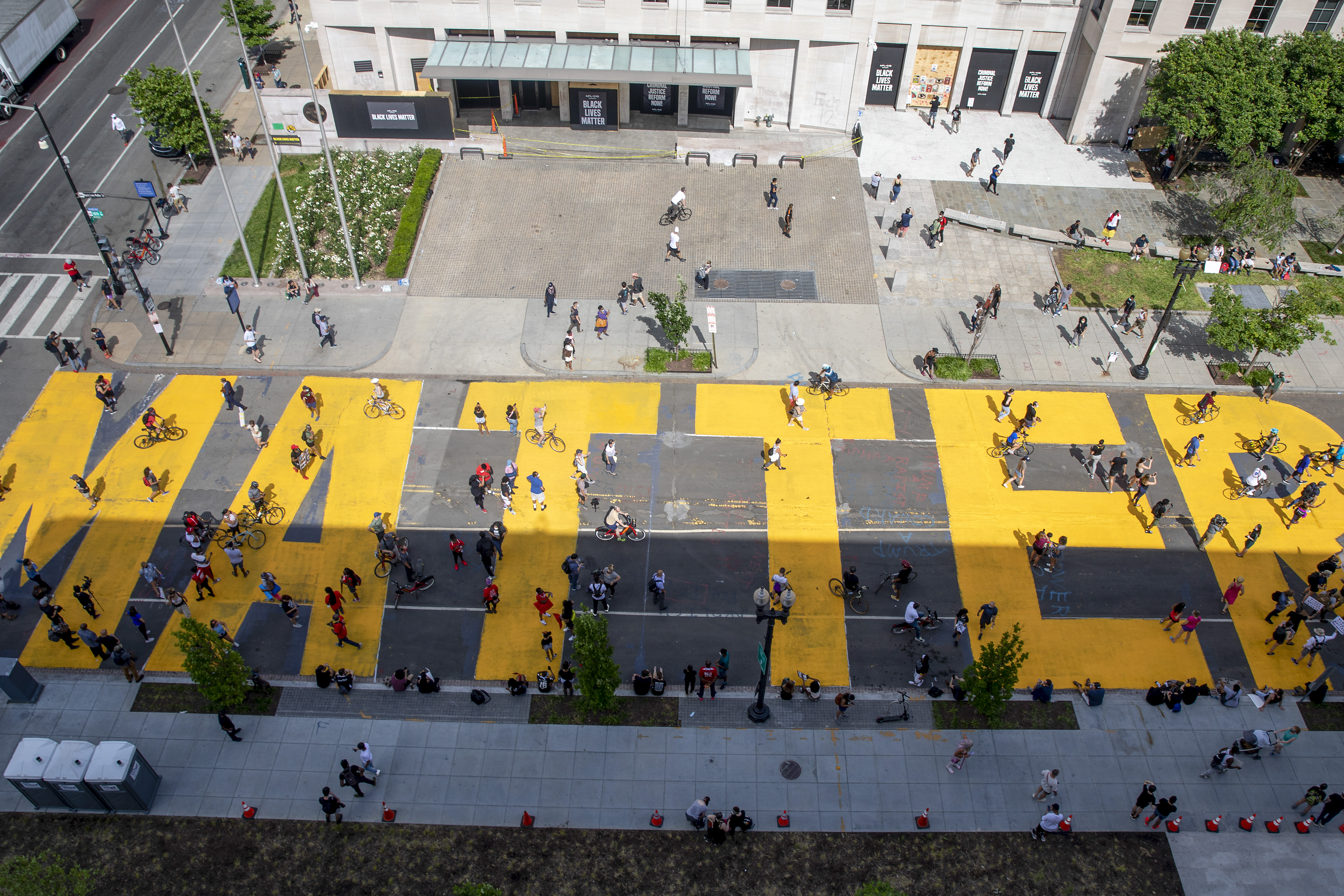 Fin al racismo ahora\, image size:5921x3947