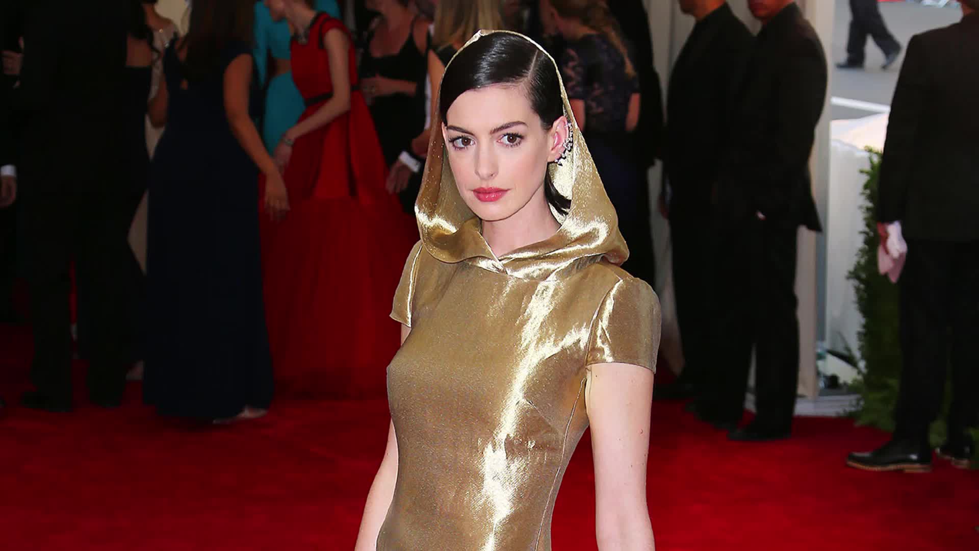 Anne Hathaway brilla en las alfombras rojas, image size:1920x1080