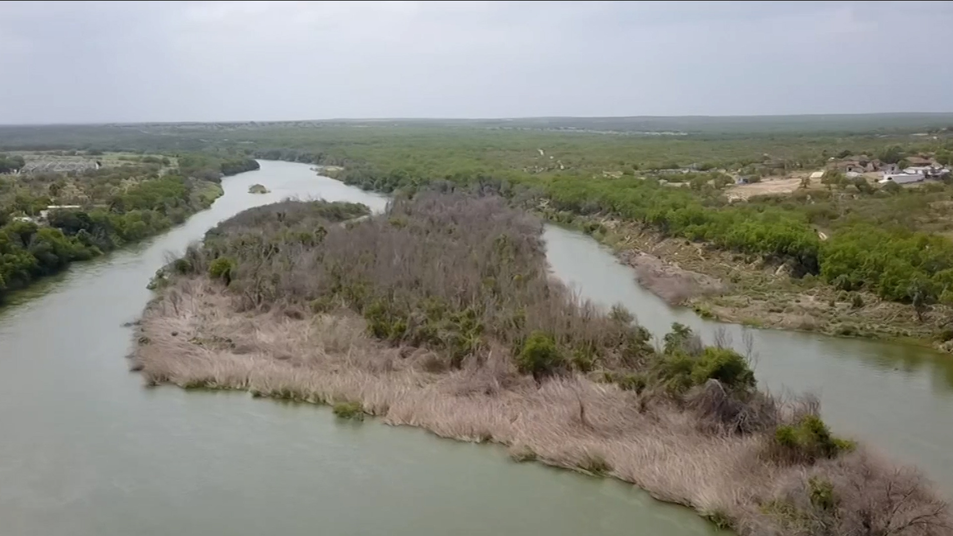 ¿A quién pertenecen las pequeñas islas a lo largo de la frontera entre EEUU  y México?