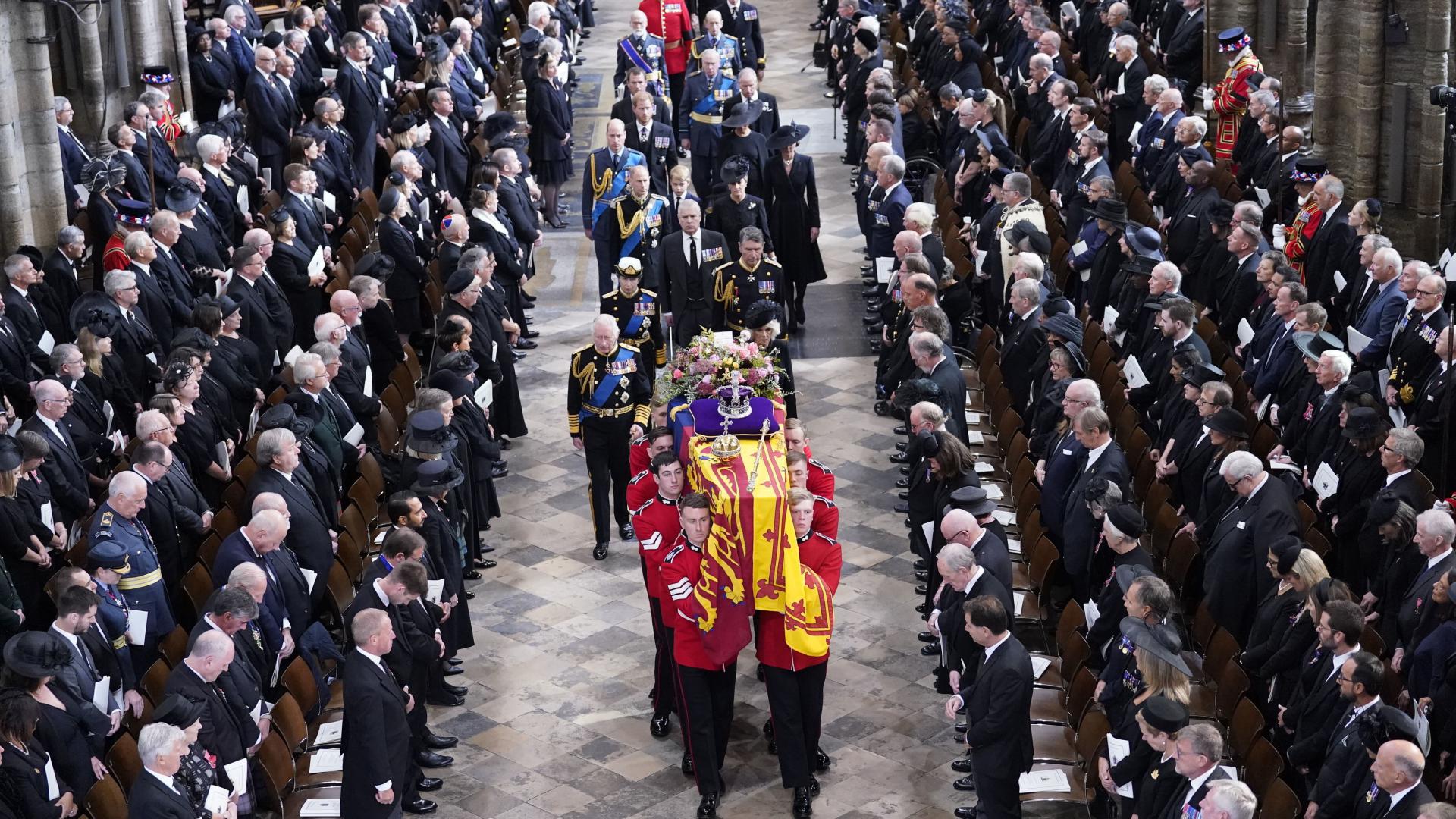 Funerales de la reina Isabel II llegan a su fin en el castillo de