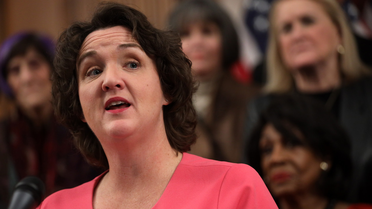 Congresista Katie Porter confronta con cifras en una pizarra a un ex  ejecutivo farmacéutico por el precio de un medicamento | Noticias Univision  Estados Unidos | Univision