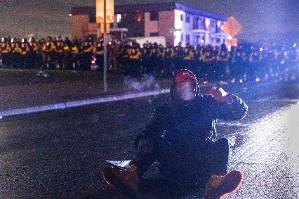 Cerca de 60 detenidos en tercera noche de disturbios en Minnesota por