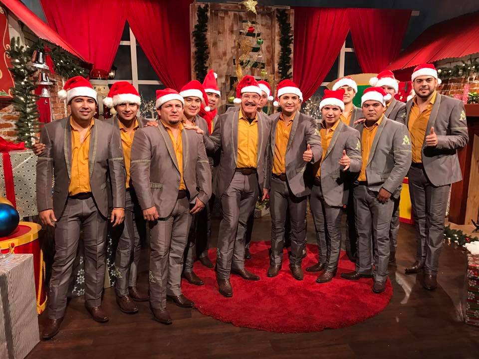 'Santa Claus le dió un beso a mamá' y otros 10 éxitos navideños Univision Famosos Univision 'Santa Claus le dió un beso a mamá' y otros 10 éxitos navideños Univision Famosos Univision