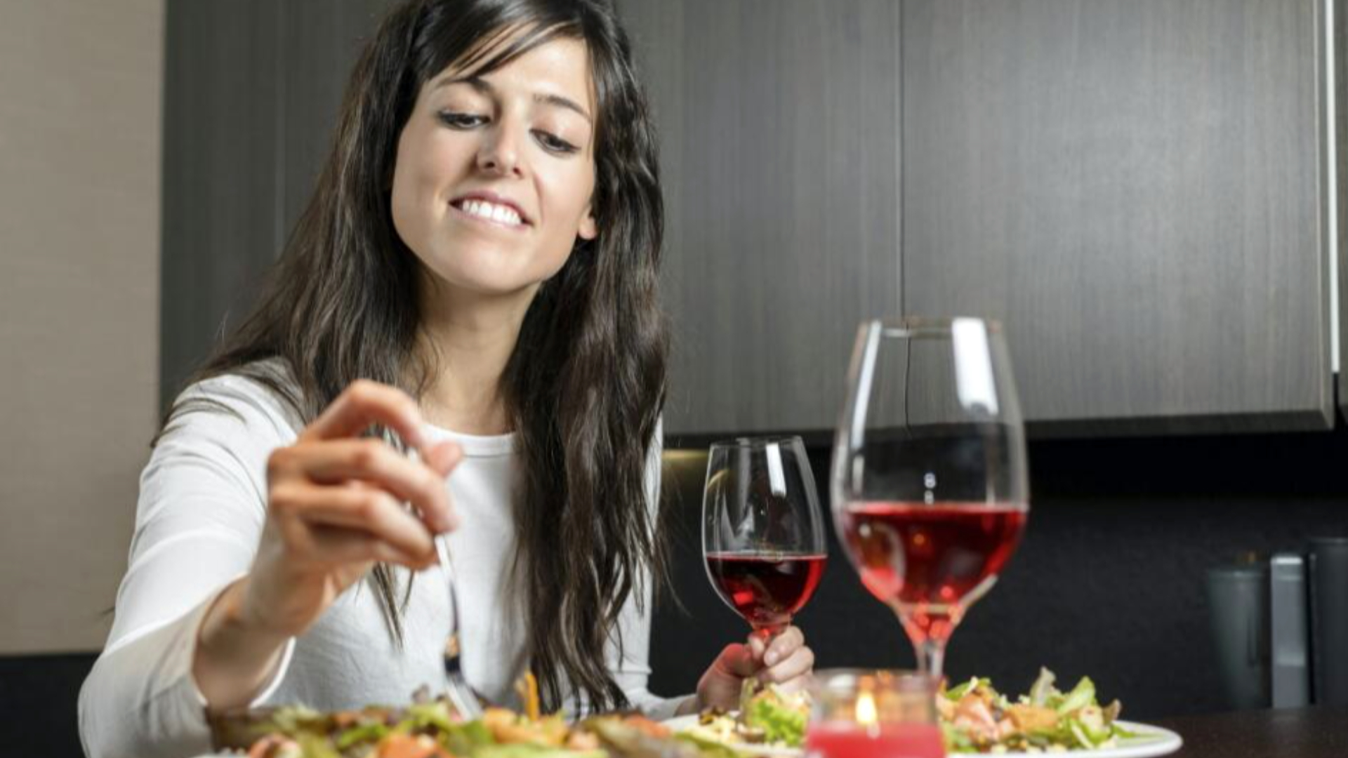 девушка ужинает. девушки в кафе за столом. девушка в ресторане. подруги в ресторане. девушка ужинает в ресторане.