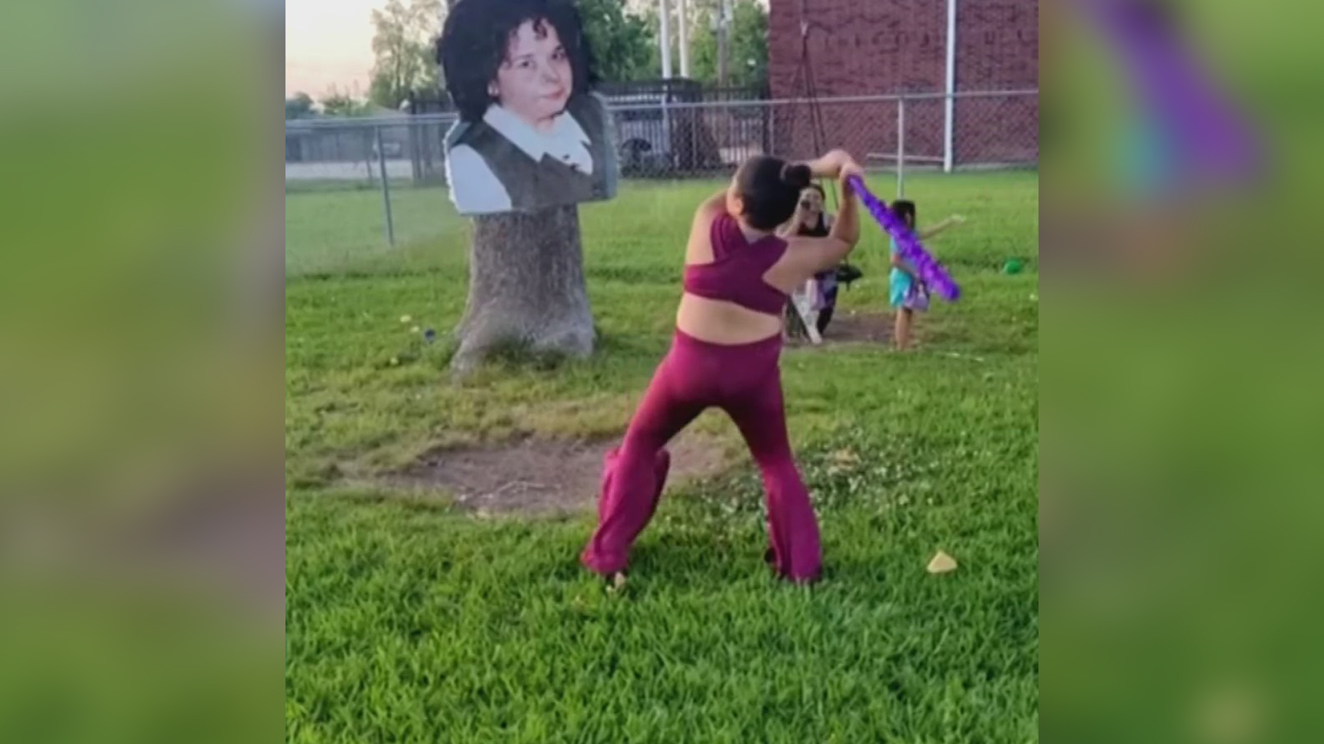 Niña celebra su cumpleaños vestida como Selena y dándole golpes a piñata con foto de Yolanda Saldívar | Shows Primer Impacto | Univision