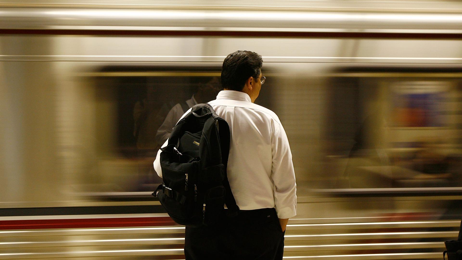 Commute means. I don t have to commute. Разница must not и don't have to. To commute. Люди в поезде.