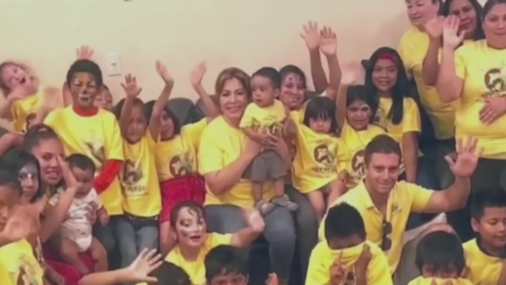 Cuida a decenas de niños de padres indocumentados, pero dejaron de