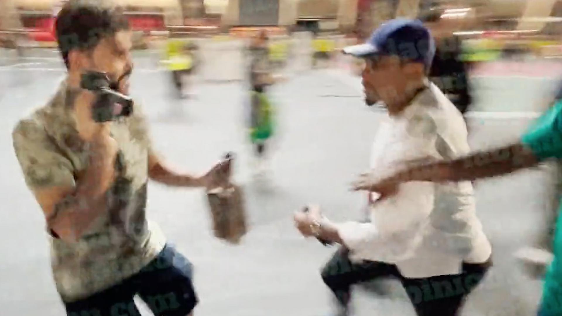 Samuel Eto'o patea y envía al suelo a fanático en Qatar 2022 Deportes