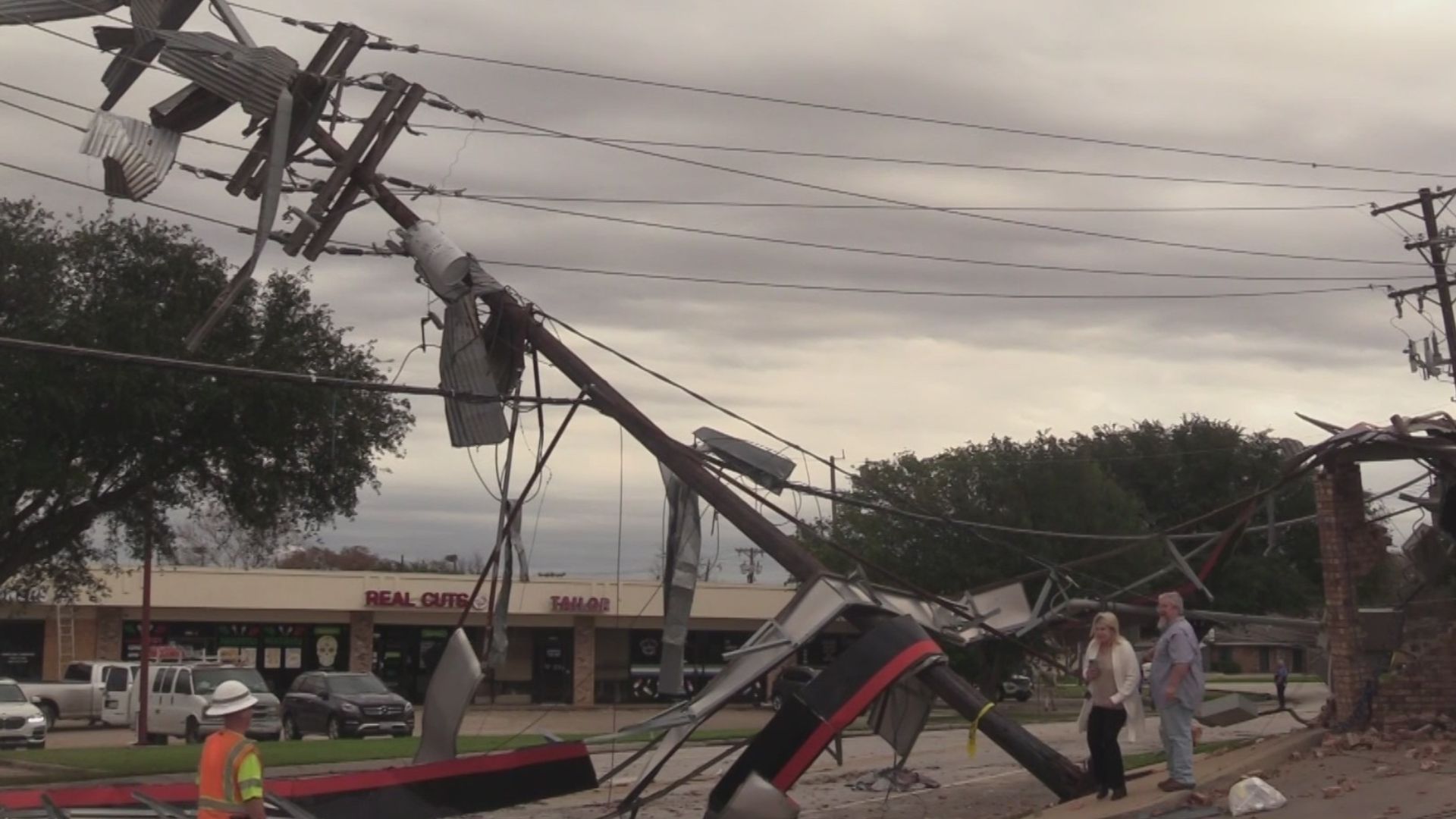 Autoridades confirman que este martes cinco tornados pasaron por el