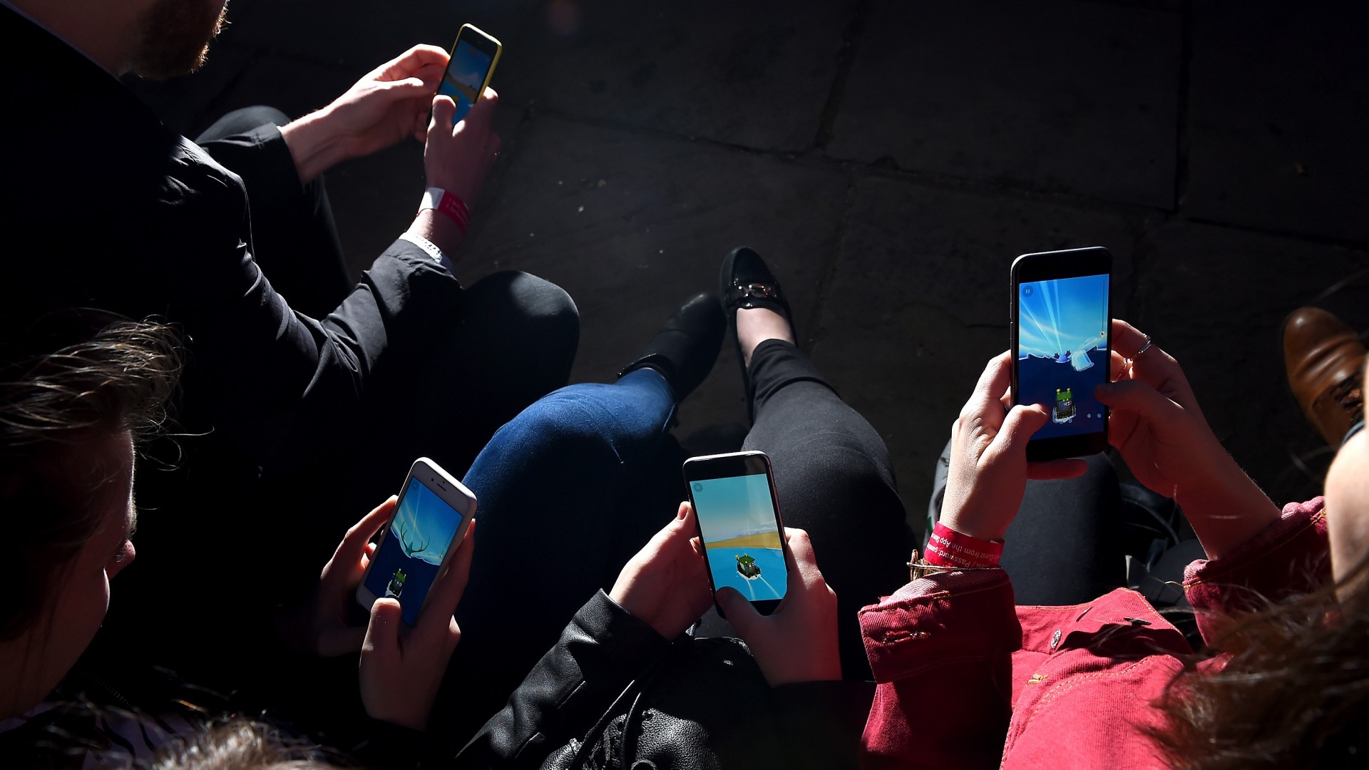 Человек наблюдает. Люди которые следят за другими. Опасный смартфон. Мужчина подглядывает в бинокль. Парень с биноклем.