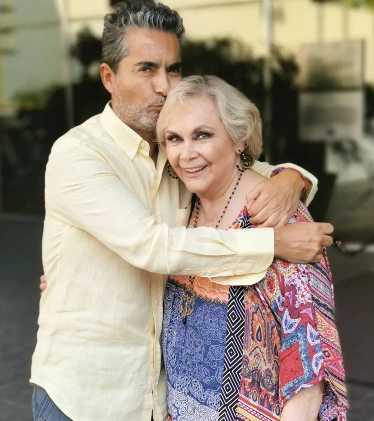 Raúl y Armando Araiza celebran el cumpleaños 80 de su mamá | Shows Canal U  | Unicable, image size:1200x1351