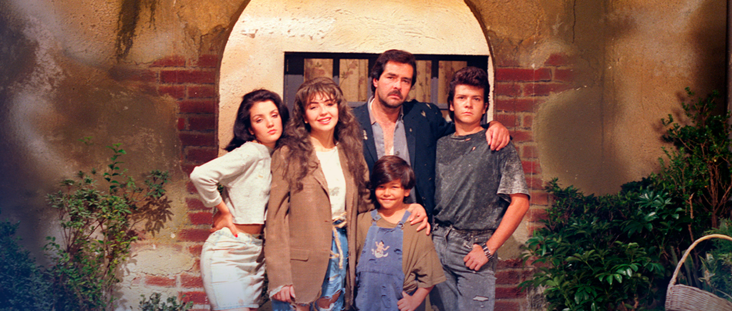 Thalía e o elenco principal da novela Maria Mercedes