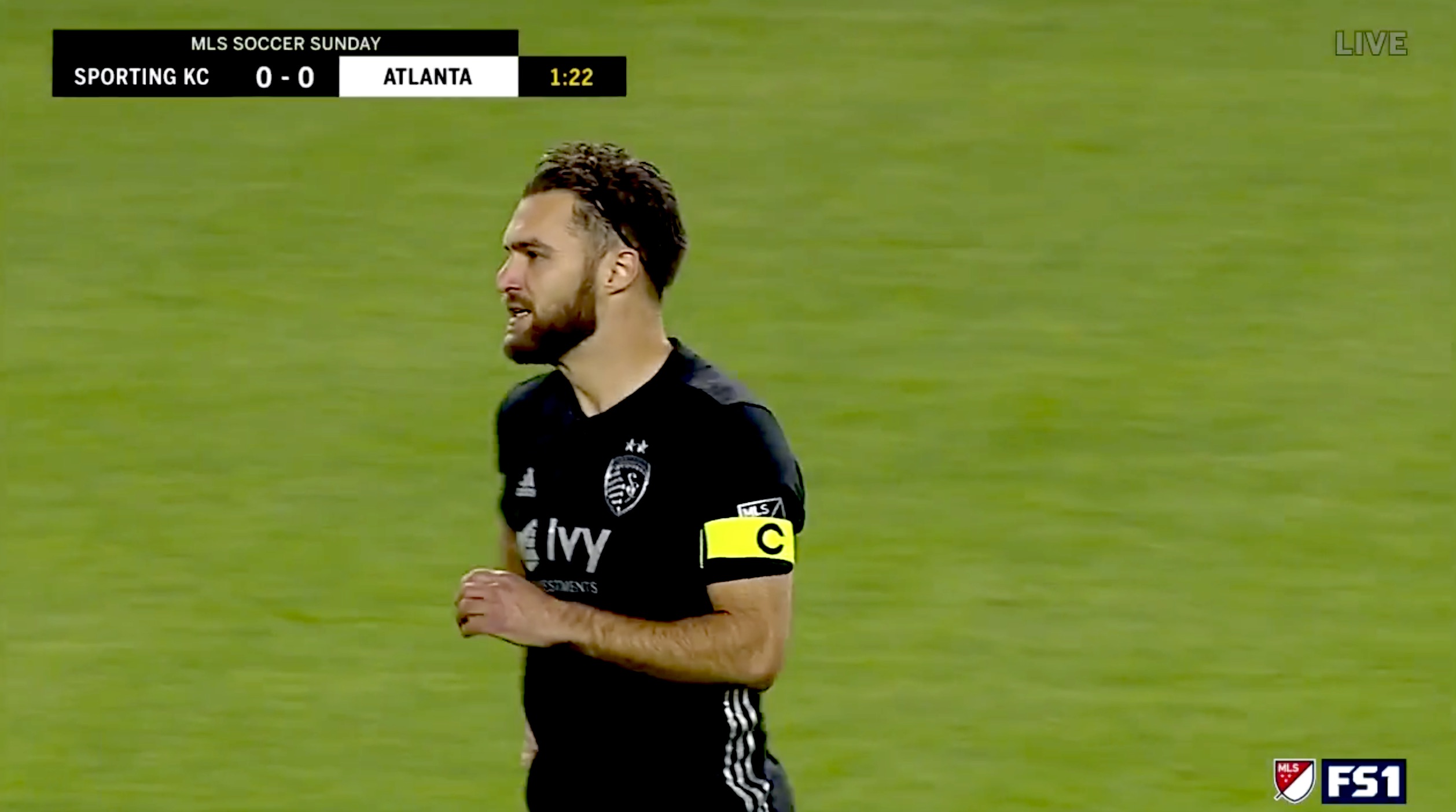 Graham Zusi da el primer aviso de peligro con un zapatazo que acaricia