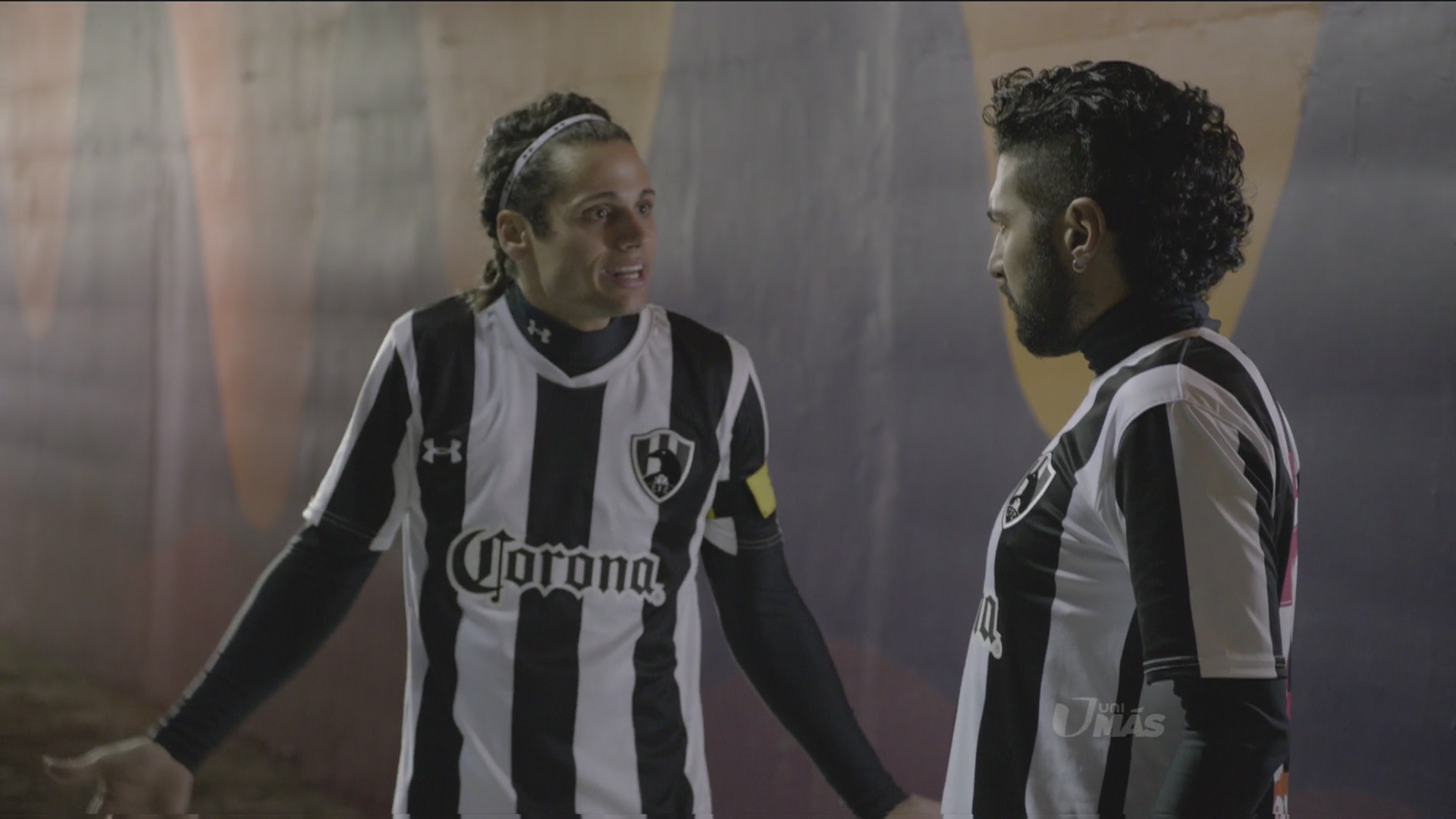 Cardoné y Moisés tienen un encuentro muy cercano Series Club de Cuervos Univision