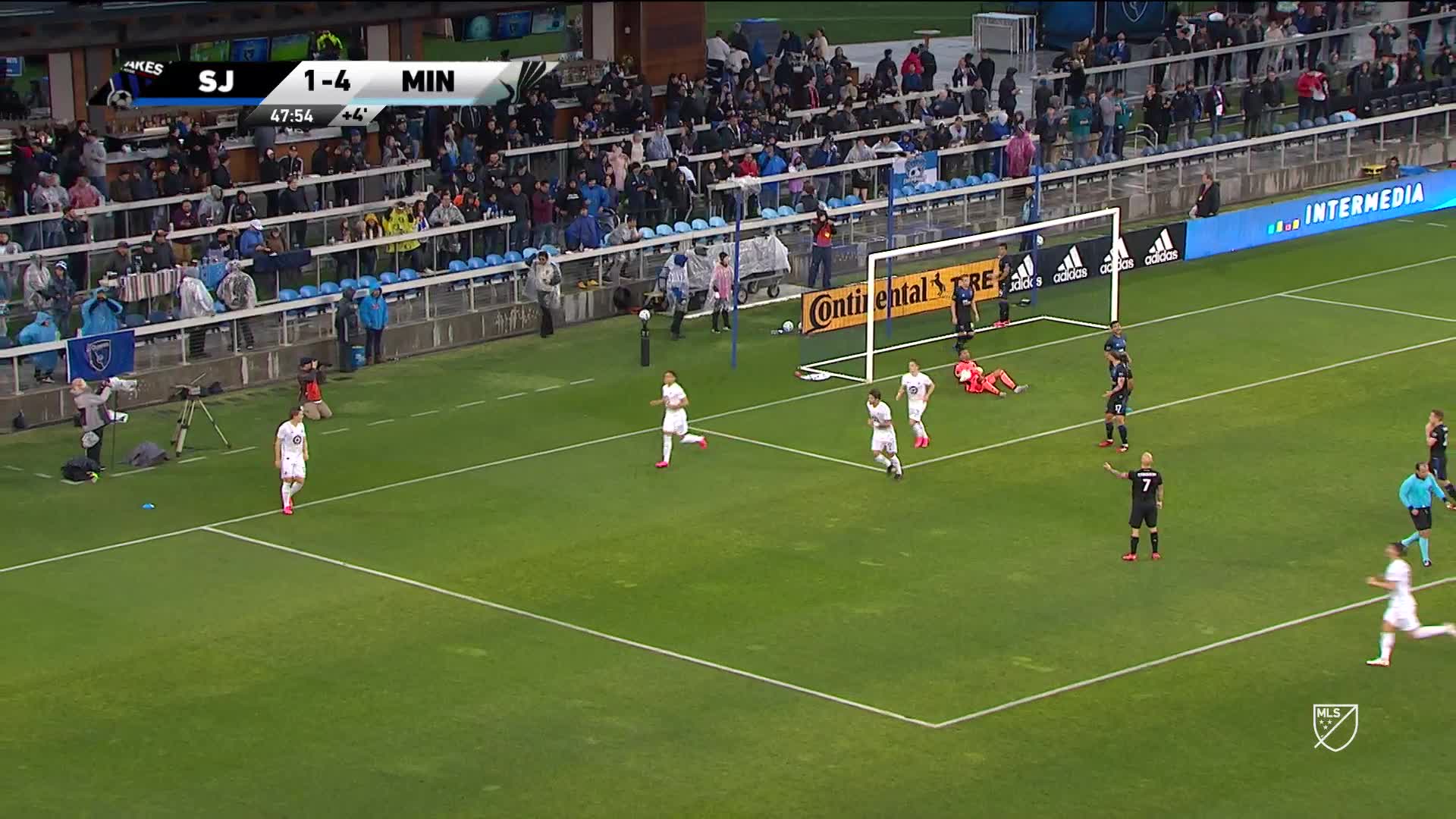 Robin Lod no perdona en el área y logra el 41 para Minnesota