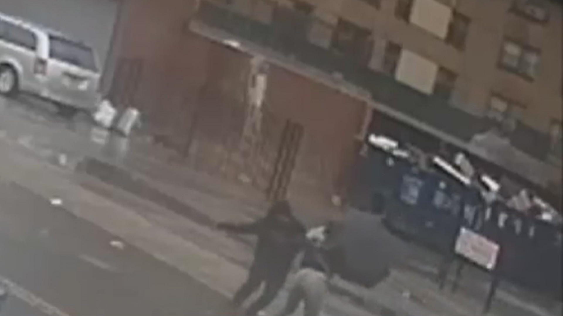 En video A nalgadas fue agredida una mujer en Brooklyn por un