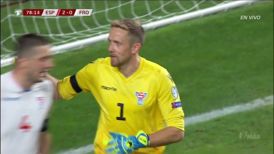 Atli Gregersen despeja el balón y aleja el peligro TUDN UEFA Euro
