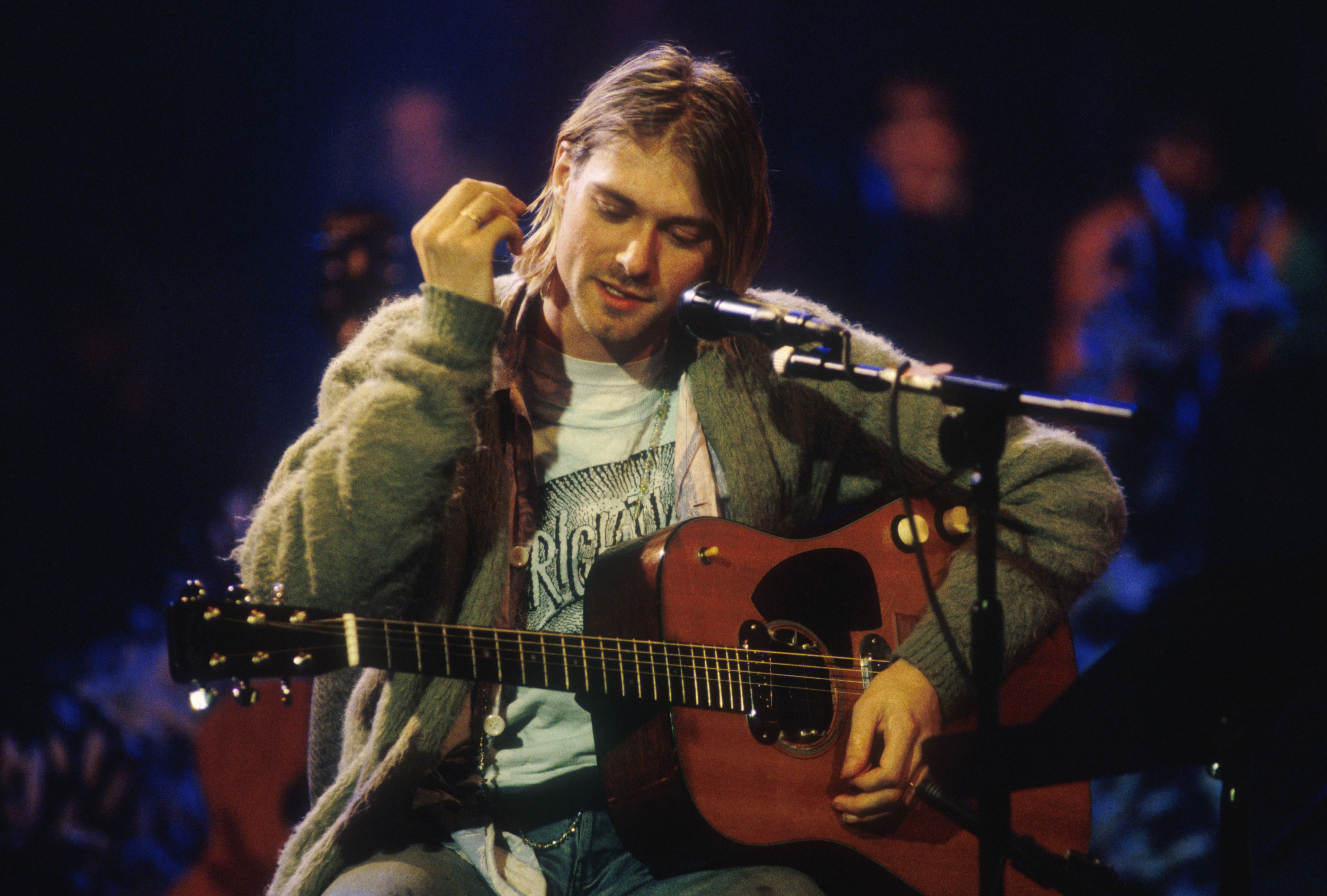 Subastarán guitarra que Kurt Cobain tocó en el Unplugged de Nirvana, a  meses de su muerte | Shows Telehit Música | Telehit, image size:3571x2412