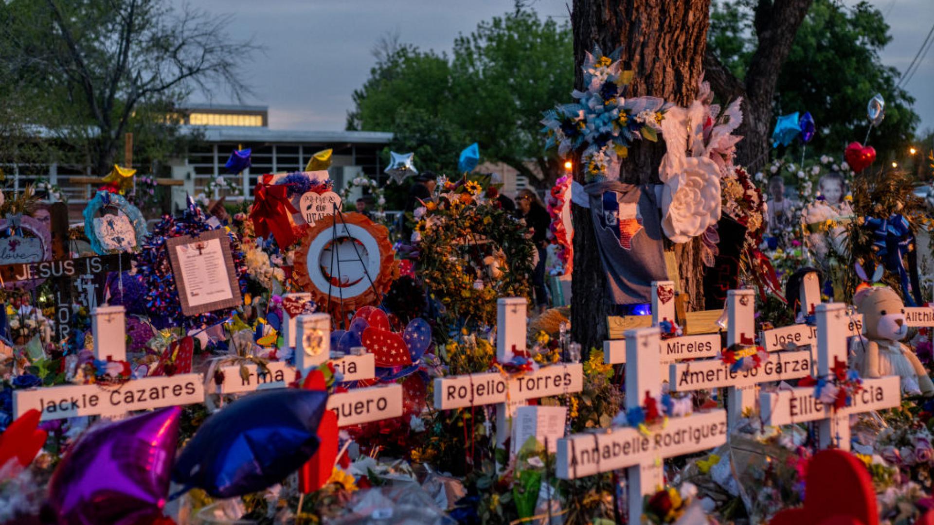 Dan algunas donaciones a familias de las víctimas del tiroteo en Uvalde