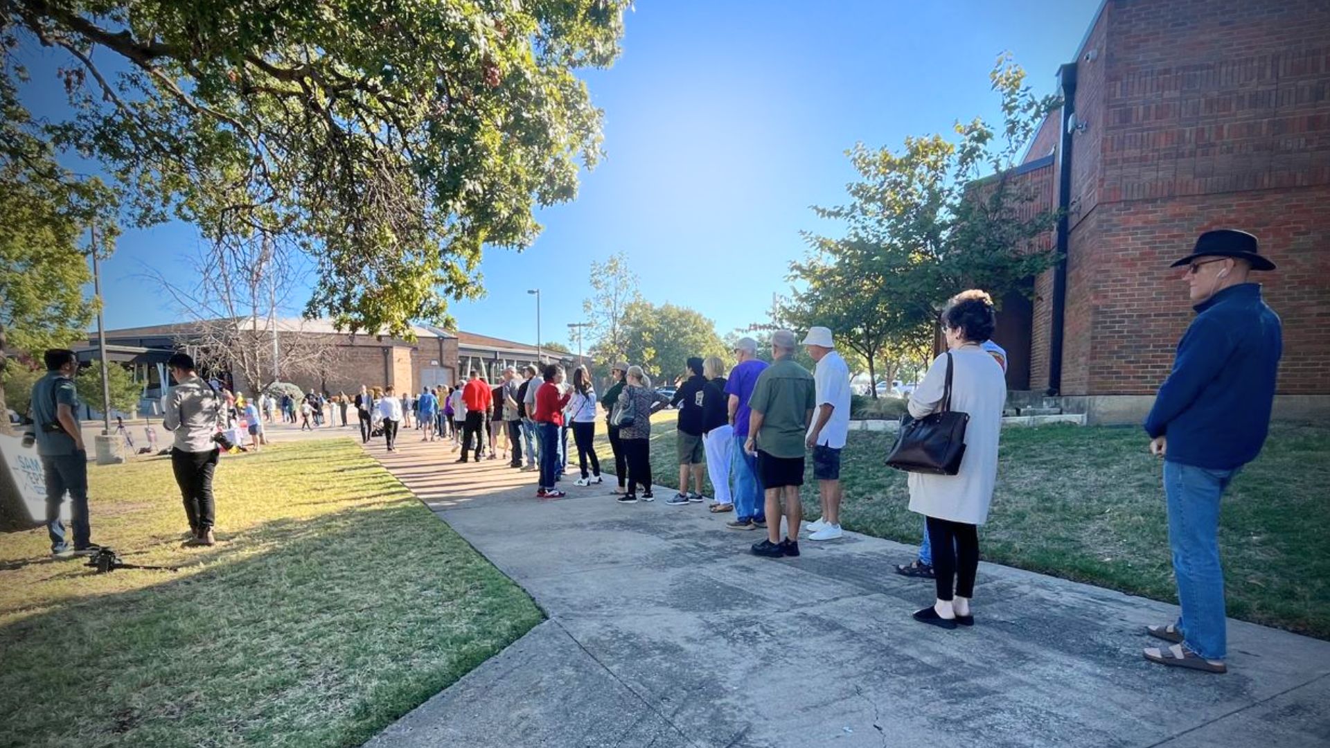Tarrant County lidera el primer día de la votación anticipada en el