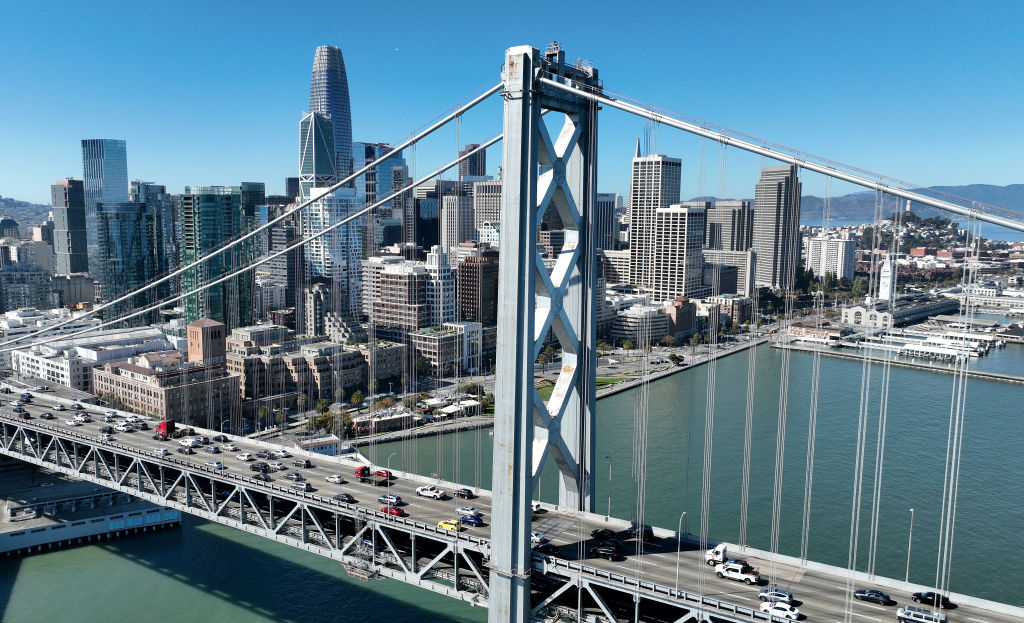 Fotografía fotorrealista del puente Golden Gate y el perfil costero de San Francisco, con una representación visual de la tierra agrietándose y descendiendo sutilmente.