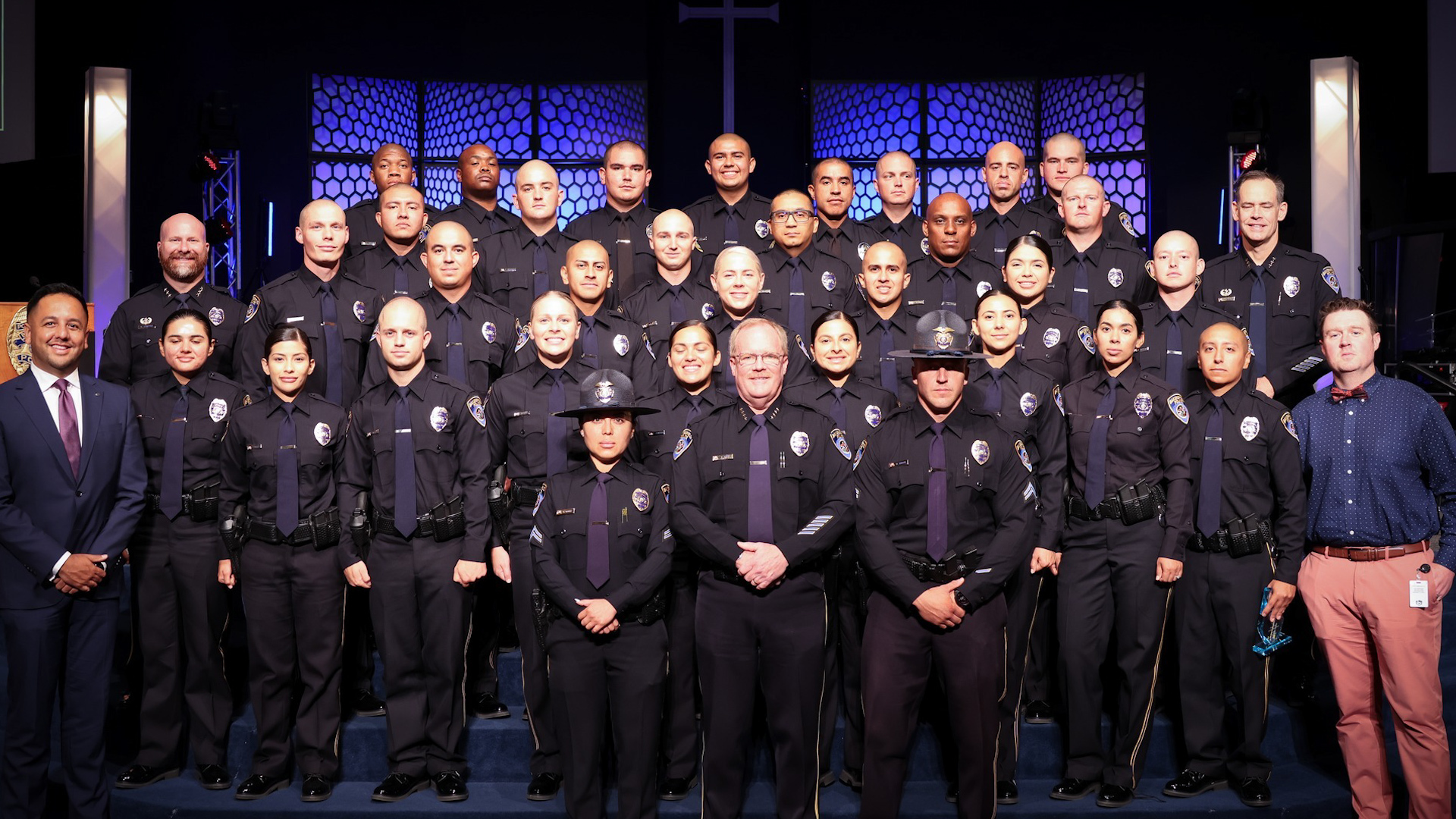 El Departamento de Policía de Bakersfield celebra la graduación de