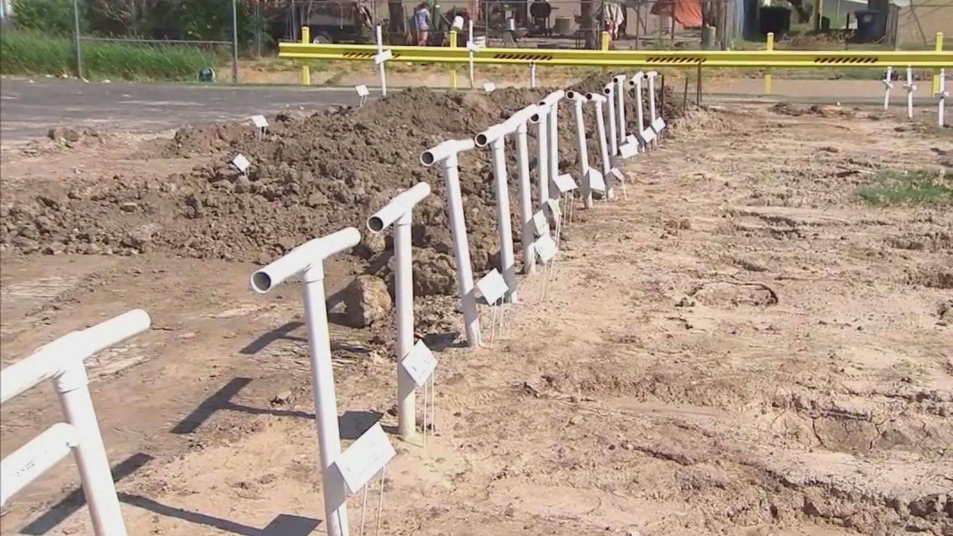 Cuerpos de migrantes permanecen en fosas comunes en Eagle Pass Video