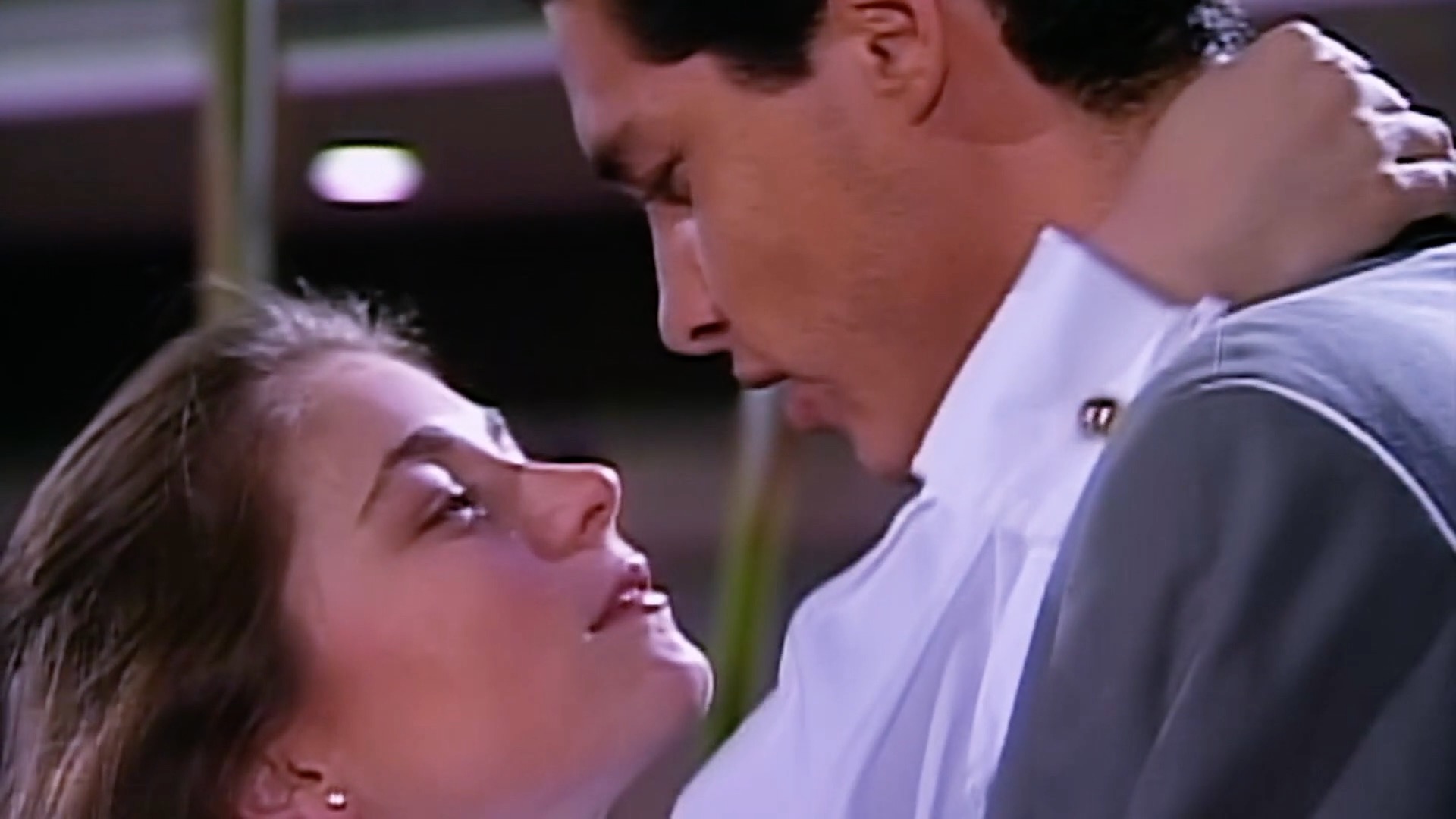 Thalía e Fernando Colunga em cena romântica de Maria do Bairro