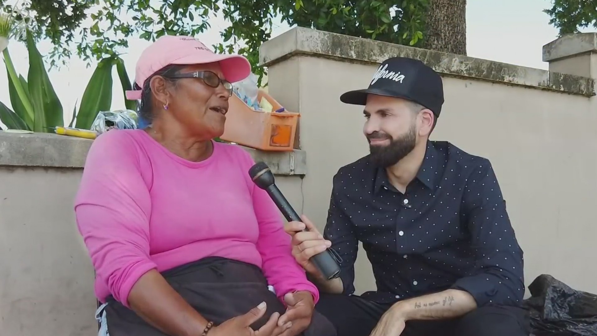 Jomari Goyso sorprende a una vendedora ambulante en Florida Shows