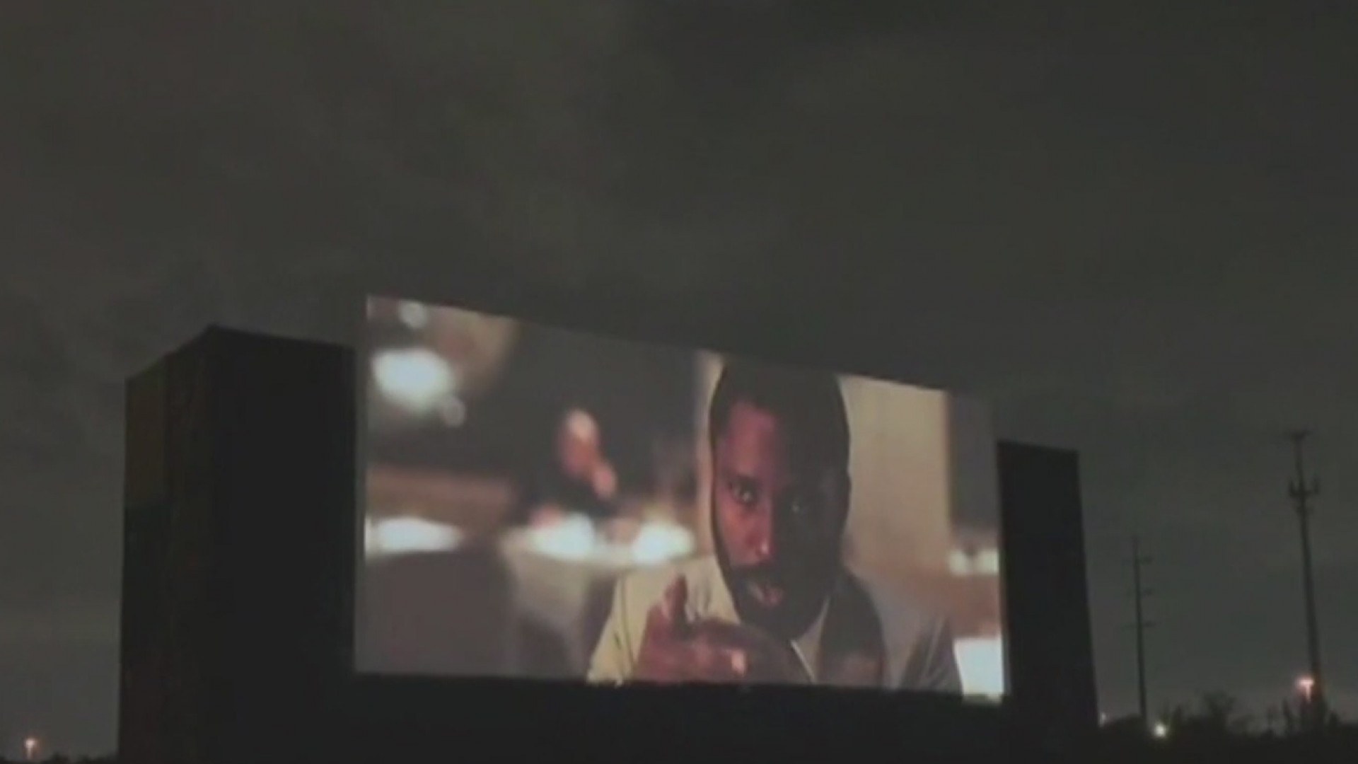 El innovador autocinema en Houston que cuenta con todas las condiciones de seguridad por el