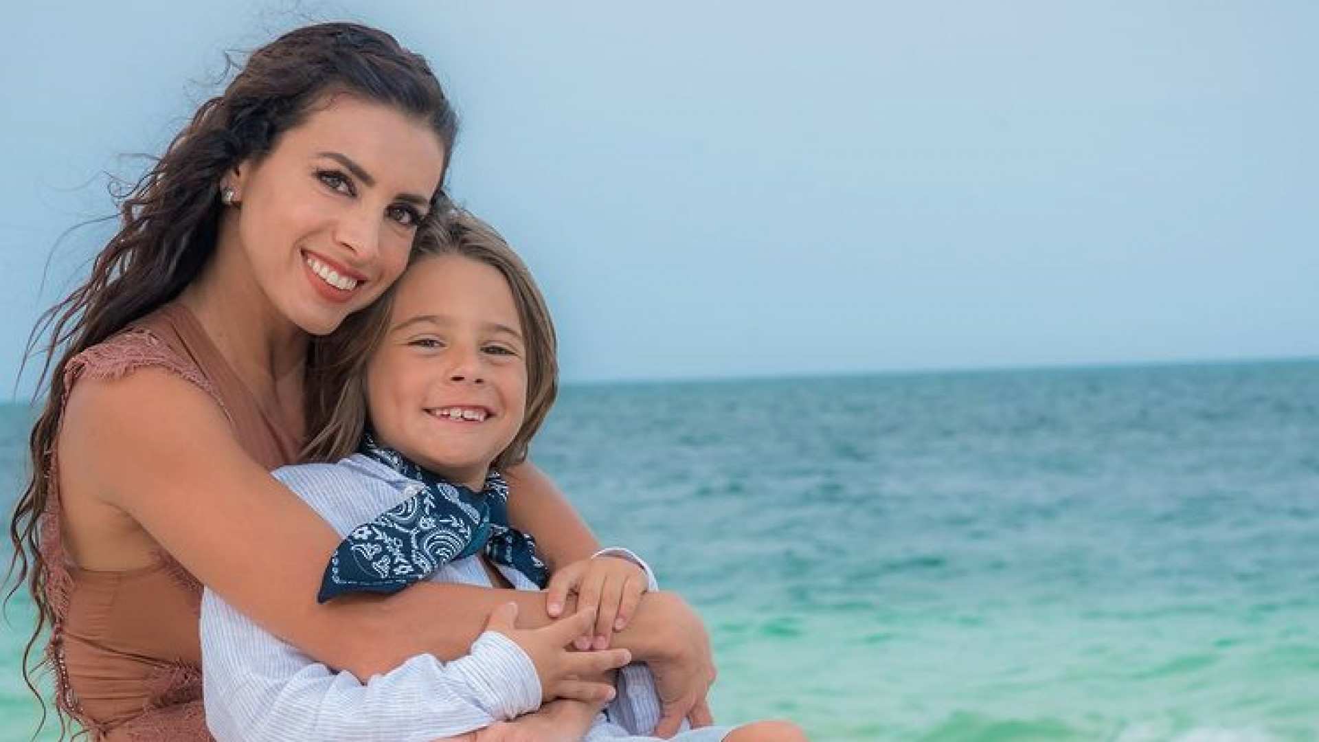 Hijo de Arath de la Torre rompe en llanto al descubrir que su mamá