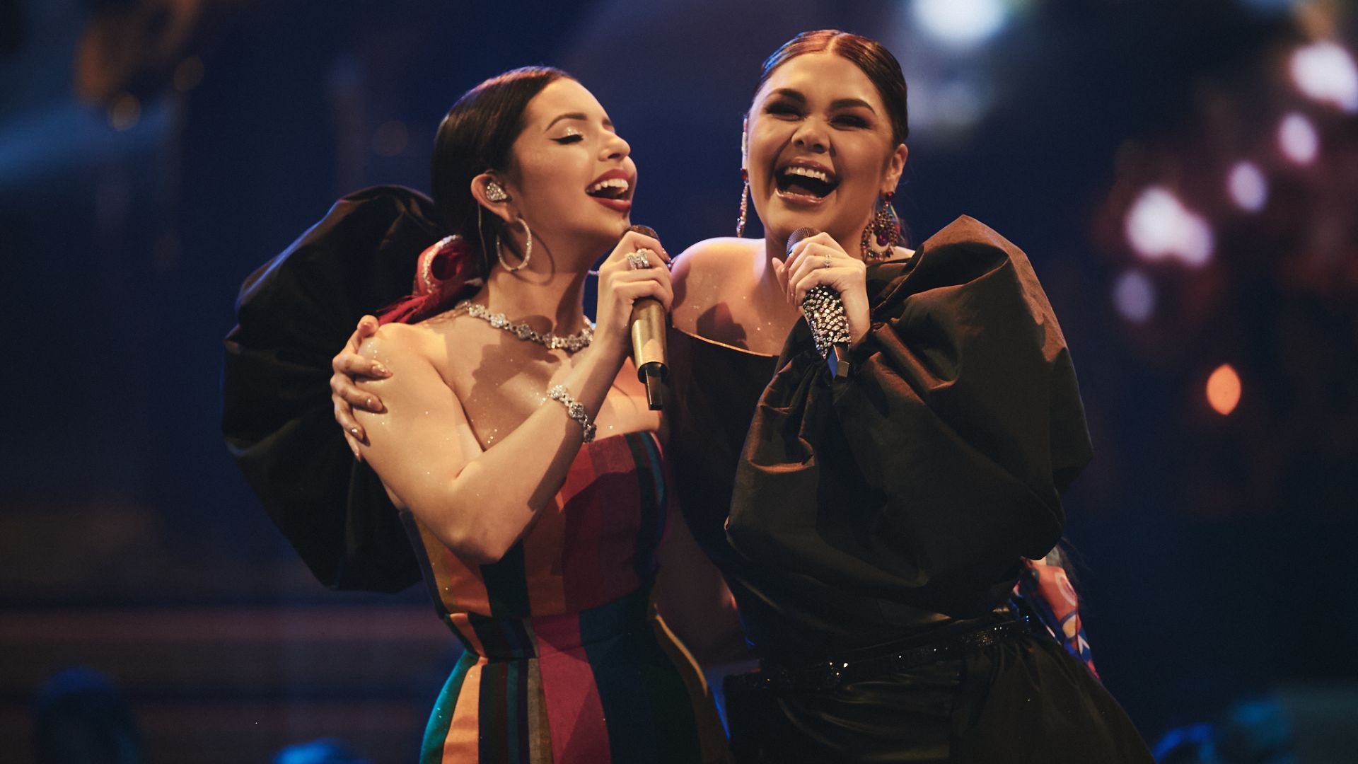 Las voces de Yuridia y Ángela Aguilar estremecen Premio Lo Nuestro al