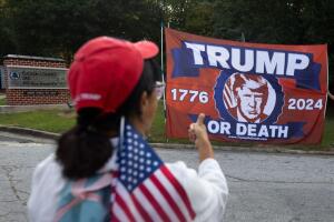 Una pancarta con el rostro de Trump entre las fechas 1776 (independencia) y 2024 (próximas elecciones presidenciales) y la promesa: "Trump o muerte".
