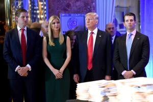 El presidente de Donald Trump, junto con sus hijos Eric (izquierda), Ivanka y Donald Jr. el 11 de enero de 2017 en la Trump Tower en Nueva York. 