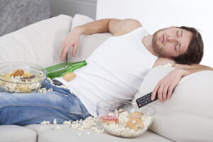 homem-preguicoso-sofa.jpg