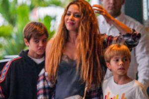 Así fue captada Shakira junto a sus hijos al ir a cenar a un afamado restaurante de sushi en Miami. 