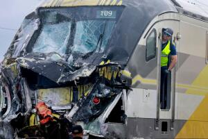 El choque entre un tren Brightline y un camión de bomberos en Florida dejó 15 personas heridas, incluyendo tres bomberos que están en condición estable.