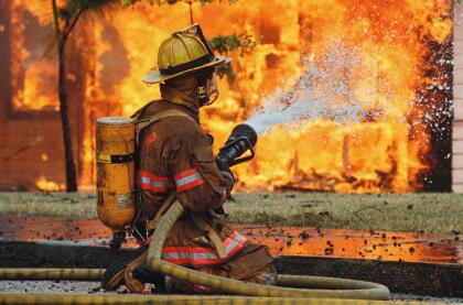 <b><a href="https://www.univision.com/local/san-francisco-kdtv/los-incendios-que-arrasan-california-han-quemado-un-territorio-comparable-con-el-del-gran-canon">Los tres principales incendios</a></b> que consumen el norte y centro de California son:
<br>
<b>- LNU Lightning complex:</b> múltiples focos en los condados de Napa, Sonoma, Lake, Yolo y Solano. Ha consumido 352,913 y está contenido en un 27%.
<br>- 
<b>SNU Lightning complex</b>: múltiples focos en los condados de Santa Clara County, Alameda County, Contra Costa , San Joaquin y Stanislaus County. Ha quemado 363,772 acres y está controlado sólo en un 15%.
<br>
<b>- CZU Lightning complex: </b>múltiples focos en los condados de San Mateo y Santa Cruz. Más de 78 mil acres consumidas y lleva un 17% de contención.