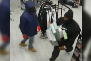 Ladrones entran a una tienda y se llevan lo que pueden