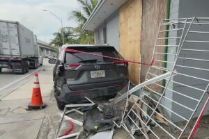 Varios familiares, incluidos niños, estaban dentro de la casa cuando ocurrió el accidente, pero no se reportaron heridos.