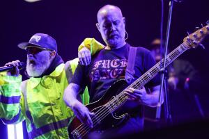 Sam Rivers junto a Fred Durst, cantante de Limp Biskit, durante el Estéreo Picnic Festival en Bogotá en marzo de 2024.