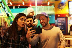 En fotos: Alejandra Espinoza de paseo por Santa Mónica con Matteo