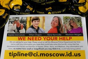 Un cartel solicitando información sobre el asesinato de los cuatro estudiantes de Idaho.